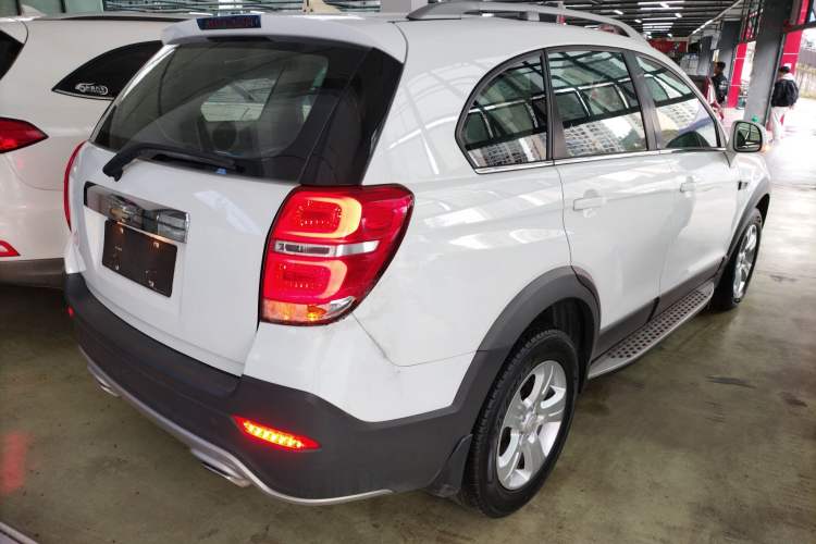 Used Chevrolet Captiva 2015 2.4L Two-Wheel Drive Urban Version 5 Seats Rear Right 45 Deg