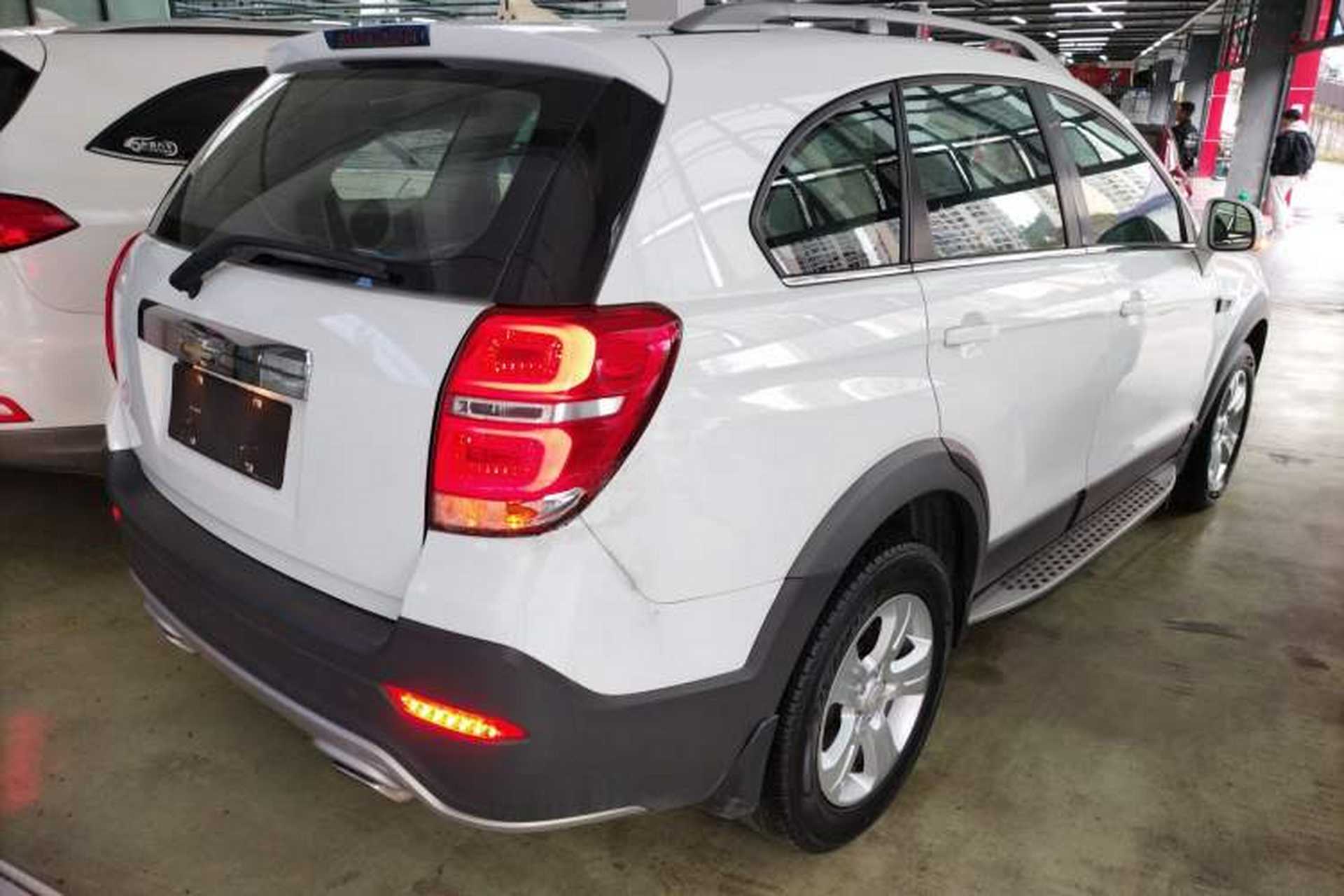 Used Chevrolet Captiva 2015 2.4L Two-Wheel Drive Urban Version 5 Seats Rear Right 45 Deg