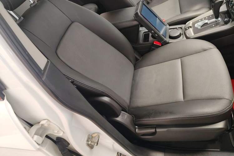 Used Chevrolet Captiva 2015 2.4L Two-Wheel Drive Urban Version 7 Seats Right Front Seat