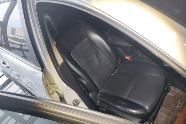 Used Chevrolet Captiva 2015 2.4L Two-Wheel Drive Urban Version 7 Seats Right Front Seat