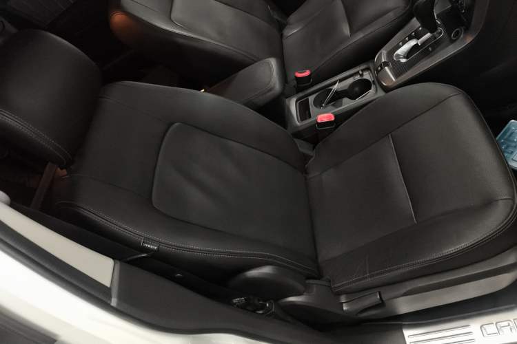 Used Chevrolet Captiva 2015 2.4L Two-Wheel Drive Urban Version 7 Seats Right Front Seat