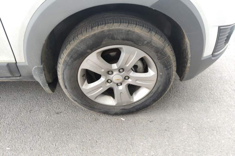 Used Chevrolet Captiva 2015 2.4L Two-Wheel Drive Urban Version 7 Seats Right Front Wheel Hub
