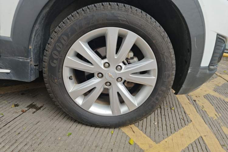 Used Chevrolet Captiva 2015 2.4L 4x4 Flagship Edition 7-Seater Right Front Wheel Hub