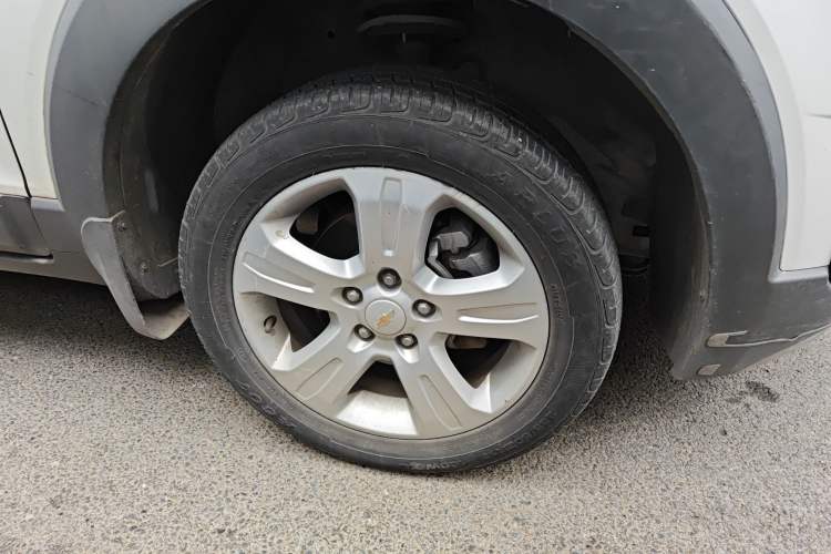 Used Chevrolet Captiva 2015 2.4L Two-Wheel Drive Urban Version 7 Seats Right Front Wheel Hub