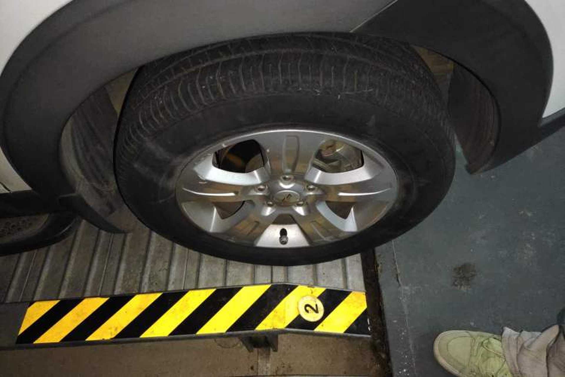 Used Chevrolet Captiva 2015 2.4L Two-Wheel Drive Urban Version 7 Seats Right Front Wheel Hub