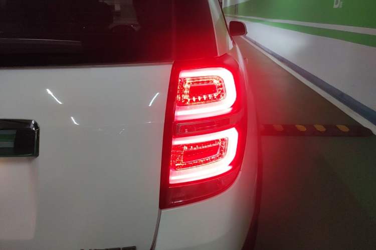 Used Chevrolet Captiva 2015 2.4L Two-Wheel Drive Urban Version 5 Seats Right Rear Taillight