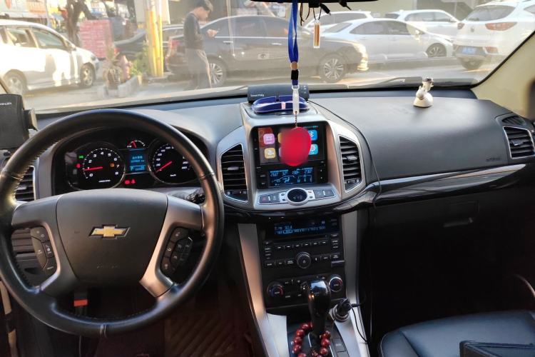 Used Chevrolet Captiva 2015 2.4L 4x4 Flagship Edition 7-Seater Center Console