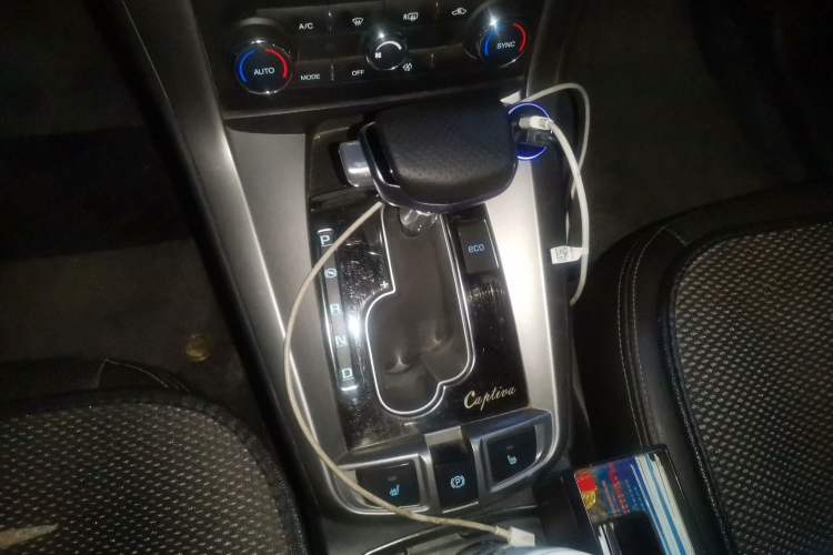 Used Chevrolet Captiva 2015 2.4L 4x4 Flagship Edition 7-Seater Gear Lever