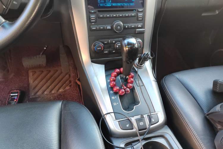 Used Chevrolet Captiva 2015 2.4L 4x4 Flagship Edition 7-Seater Gear Lever