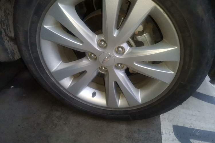 Used Chevrolet Captiva 2015 2.4L 4x4 Flagship Edition 7-Seater Right Front Wheel Hub