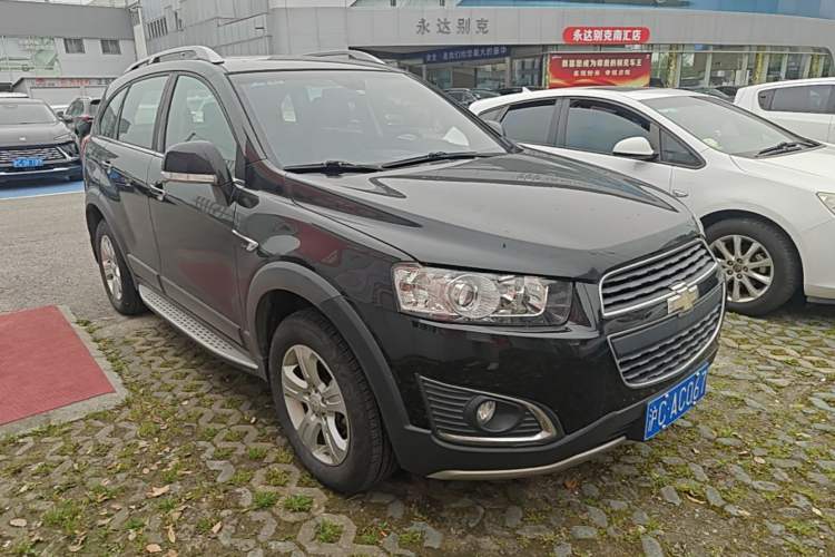 Used Chevrolet Captiva 2017 2.4L Two-Wheel Drive Luxury Edition 7 Seats Front Right 45 Deg