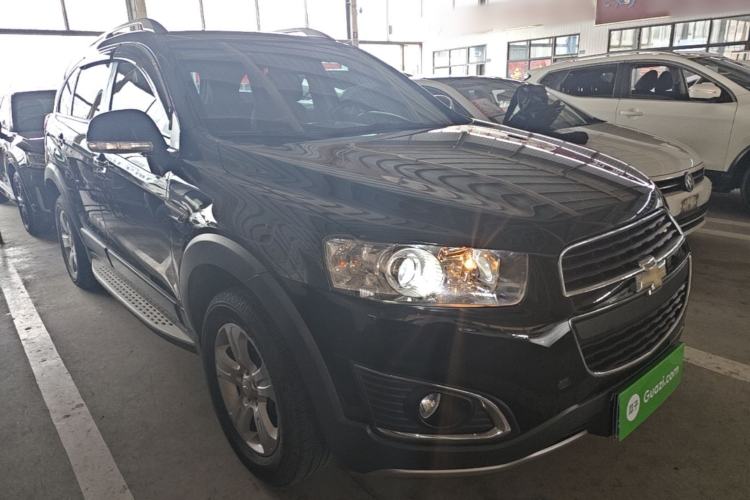 Used Chevrolet Captiva 2017 2.4L Two-Wheel Drive Luxury Edition 7 Seats Front Right 45 Deg