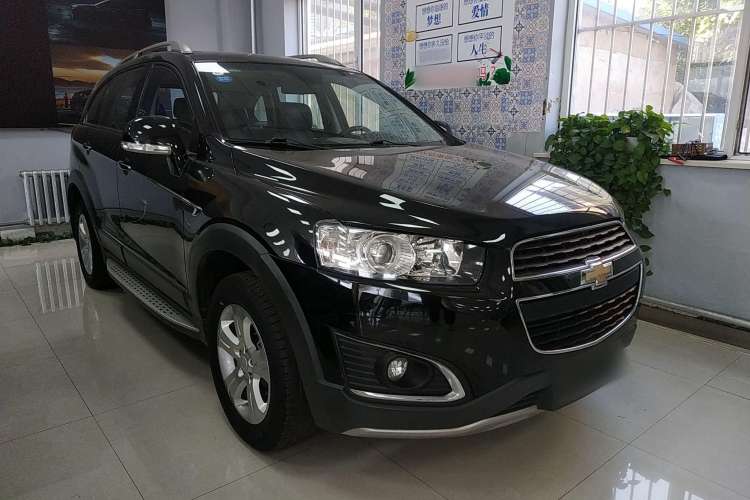 Used Chevrolet Captiva 2017 2.4L Two-Wheel Drive Luxury Edition 7 Seats Front Right 45 Deg