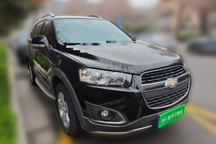 Used Chevrolet Captiva 2017 2.4L Two-Wheel Drive Luxury Edition 7 Seats Front Right 45 Deg
