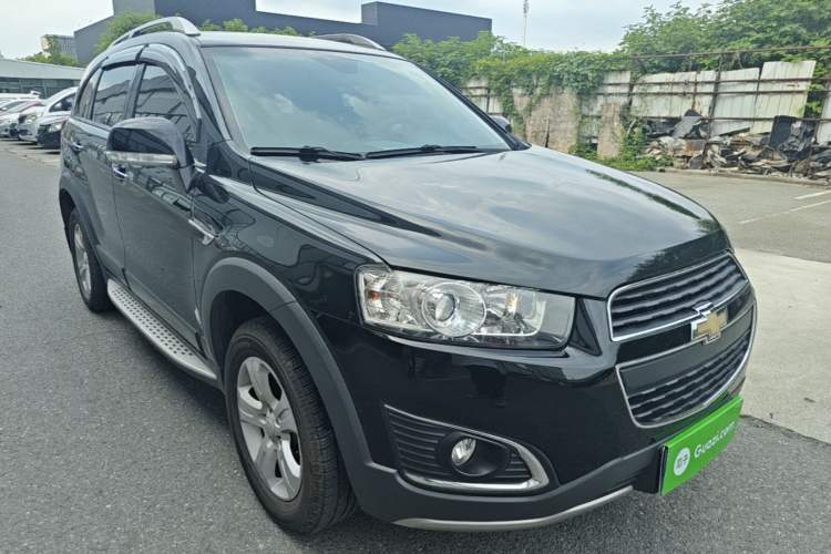 Used Chevrolet Captiva 2017 2.4L Two-Wheel Drive Luxury Edition 7 Seats Front Right 45 Deg