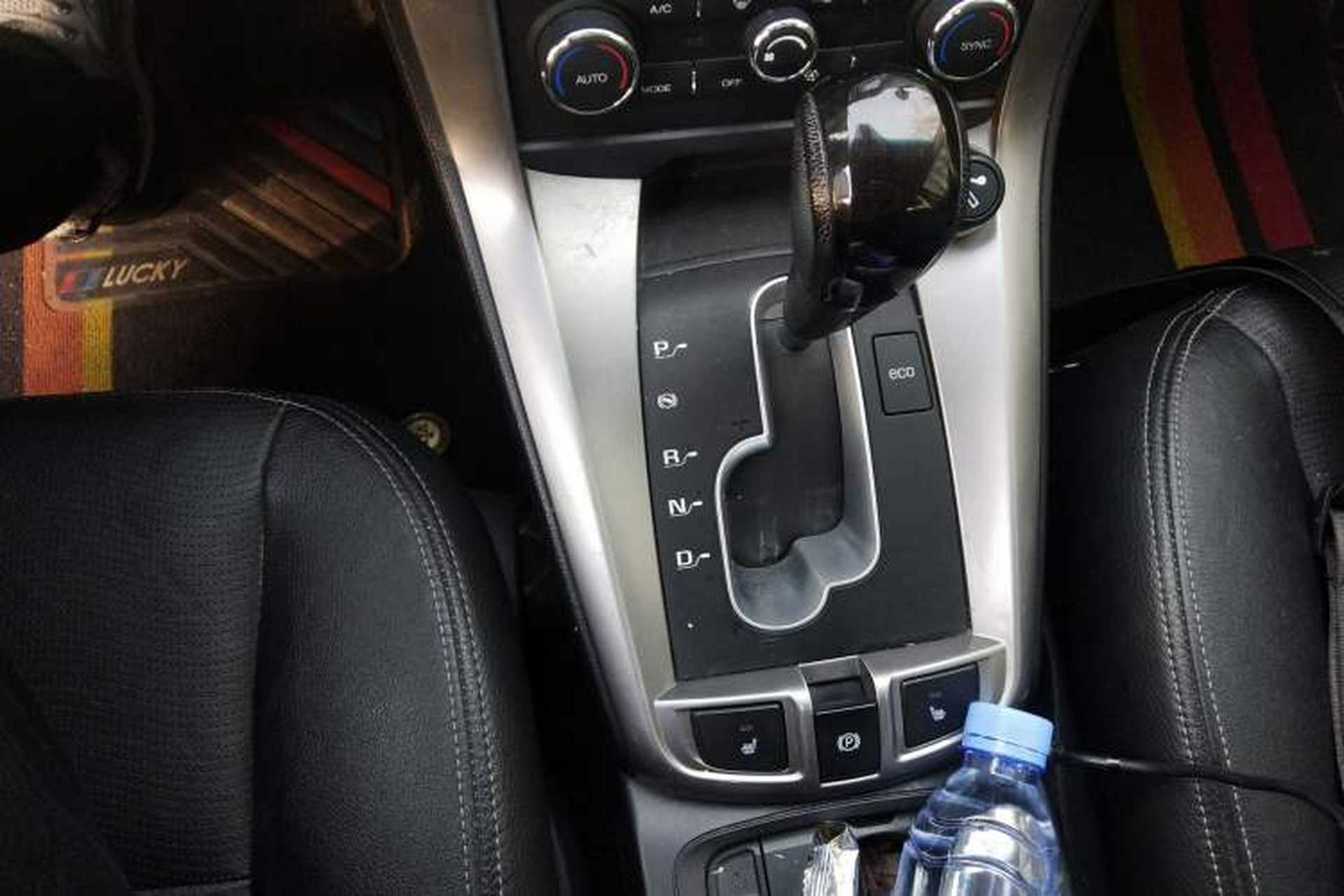 Used Chevrolet Captiva 2017 2.4L 4x4 Flagship Edition 7-Seater Gear Lever