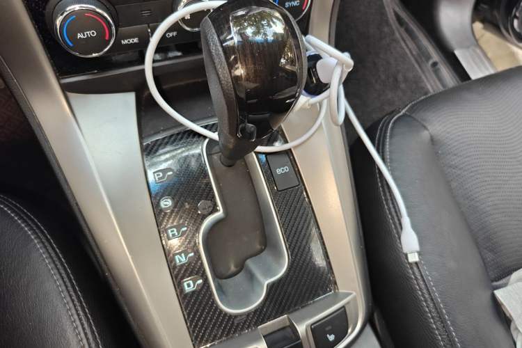 Used Chevrolet Captiva 2017 2.4L 4x4 Flagship Edition 7-Seater Gear Lever