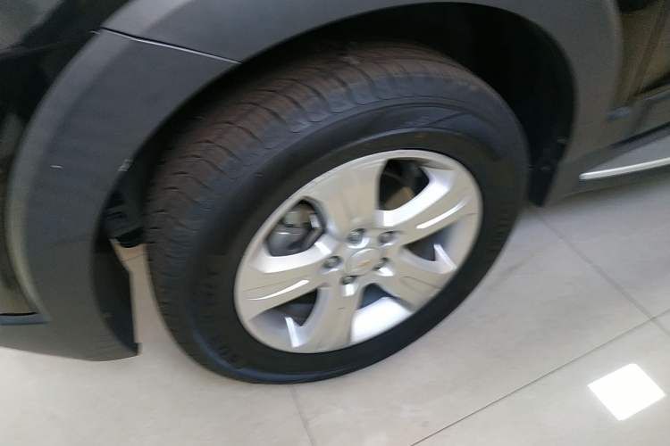 Used Chevrolet Captiva 2017 2.4L Two-Wheel Drive Luxury Edition 7 Seats Left Front Wheel Hub