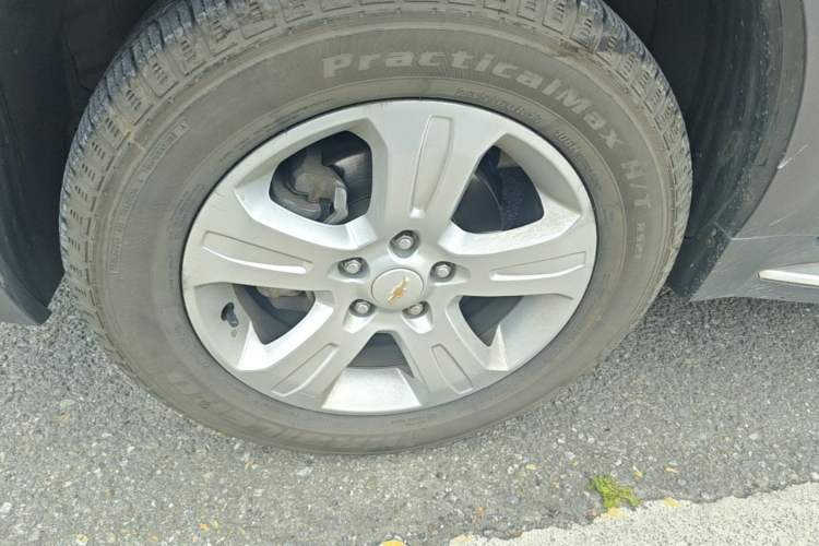 Used Chevrolet Captiva 2017 2.4L Two-Wheel Drive Luxury Edition 7 Seats Left Front Wheel Hub