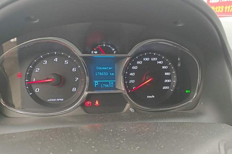 Used Chevrolet Captiva 2017 2.4L Two-Wheel Drive Luxury Edition 7 Seats Odometer Close Up