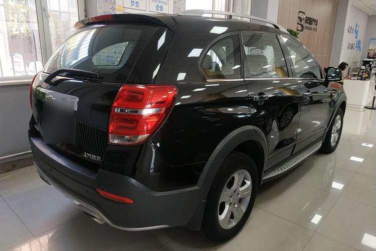 Used Chevrolet Captiva 2017 2.4L Two-Wheel Drive Luxury Edition 7 Seats Rear Right 45 Deg