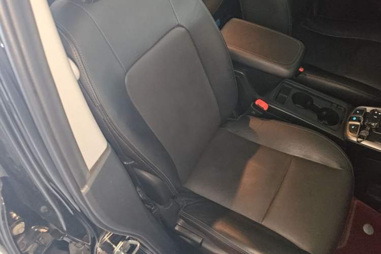 Used Chevrolet Captiva 2017 2.4L Two-Wheel Drive Luxury Edition 7 Seats Right Front Seat