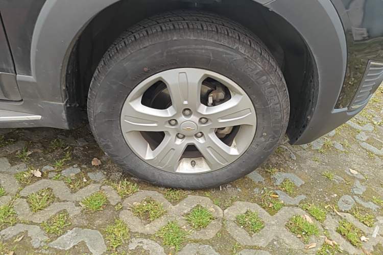 Used Chevrolet Captiva 2017 2.4L Two-Wheel Drive Luxury Edition 7 Seats Right Front Wheel Hub
