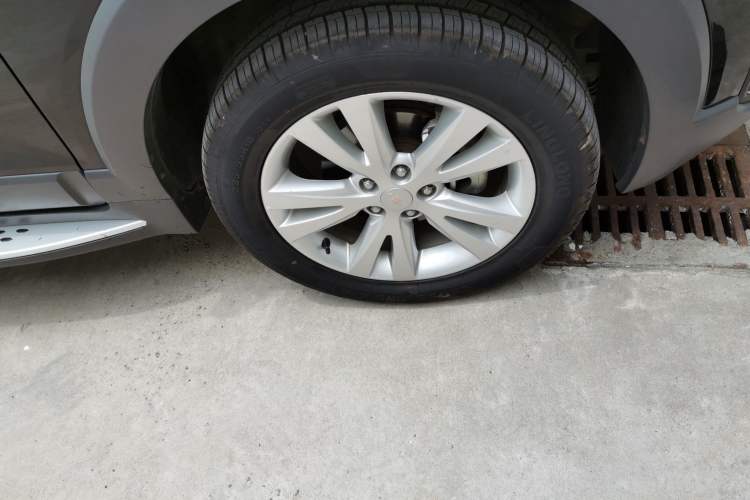 Used Chevrolet Captiva 2017 2.4L 4x4 Flagship Edition 7-Seater Right Front Wheel Hub