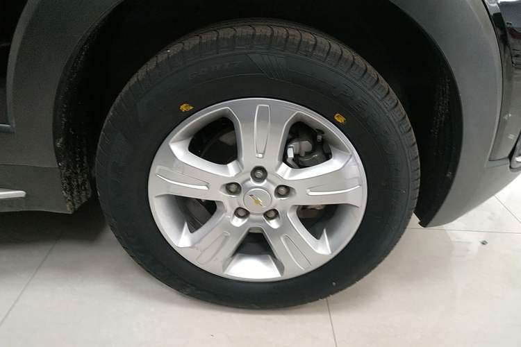 Used Chevrolet Captiva 2017 2.4L Two-Wheel Drive Luxury Edition 7 Seats Right Front Wheel Hub
