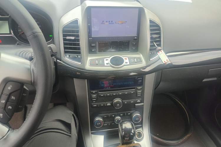 Used Chevrolet Captiva 2017 2.4L 4x4 Flagship Edition 7-Seater Audio And AC Panel