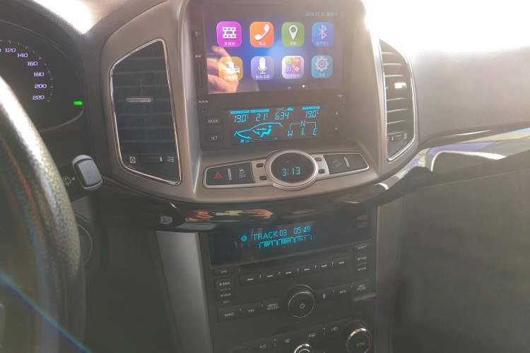 Used Chevrolet Captiva 2017 2.4L 4x4 Flagship Edition 7-Seater Audio And AC Panel