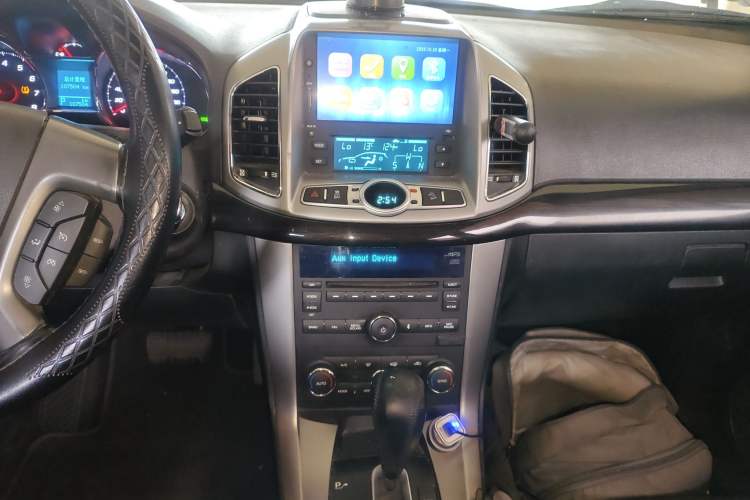 Used Chevrolet Captiva 2017 2.4L 4x4 Flagship Edition 7-Seater Audio And AC Panel