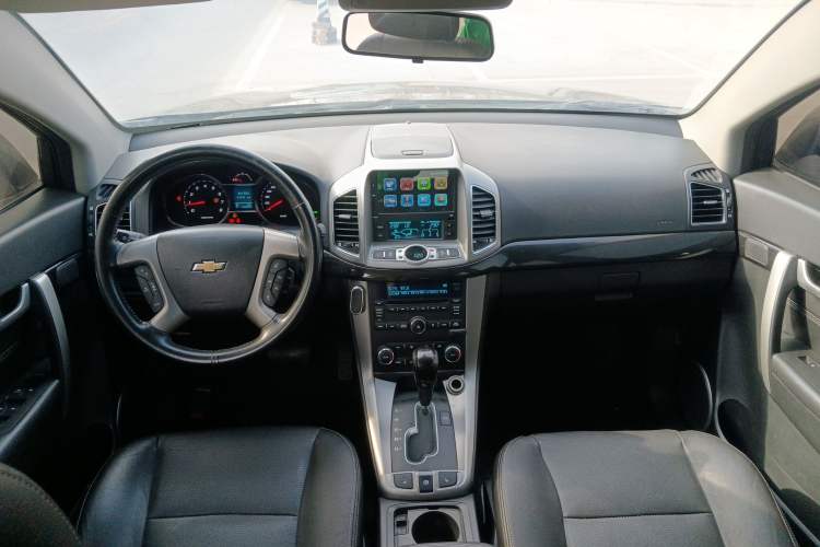 Used Chevrolet Captiva 2017 2.4L 4x4 Flagship Edition 7-Seater Center Console