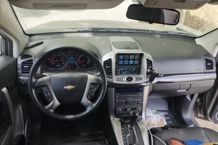 Used Chevrolet Captiva 2017 2.4L 4x4 Flagship Edition 7-Seater Center Console
