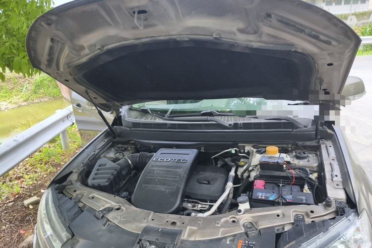 Used Chevrolet Captiva 2017 2.4L 4x4 Flagship Edition 7-Seater Engine Bay