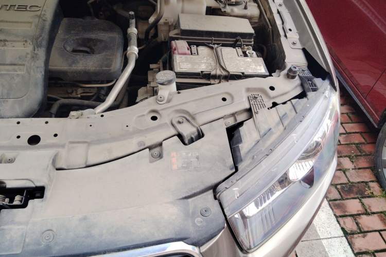 Used Chevrolet Captiva 2017 2.4L 4x4 Flagship Edition 7-Seater Engine Bay Left
