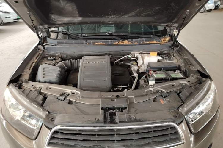 Used Chevrolet Captiva 2017 2.4L 4x4 Flagship Edition 7-Seater Engine Bay