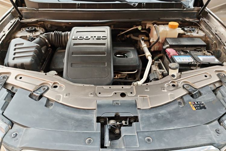 Used Chevrolet Captiva 2017 2.4L Two-Wheel Drive Urban Version 7 Seats Engine Bay