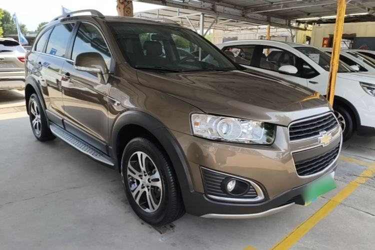Used Chevrolet Captiva 2017 2.4L Two-Wheel Drive Luxury Edition 7 Seats Front Right 45 Deg