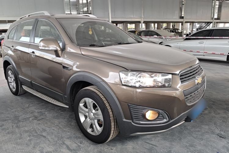 Used Chevrolet Captiva 2017 2.4L Two-Wheel Drive Luxury Edition 7 Seats Front Right 45 Deg
