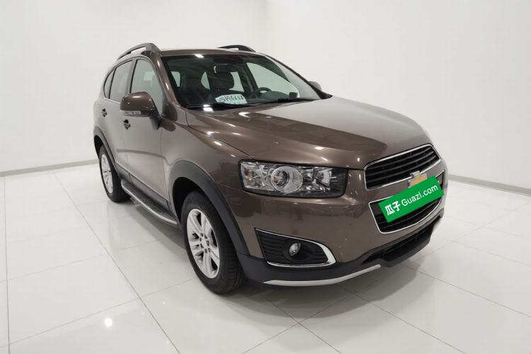 Used Chevrolet Captiva 2017 2.4L Two-Wheel Drive Luxury Edition 7 Seats Front Right 45 Deg
