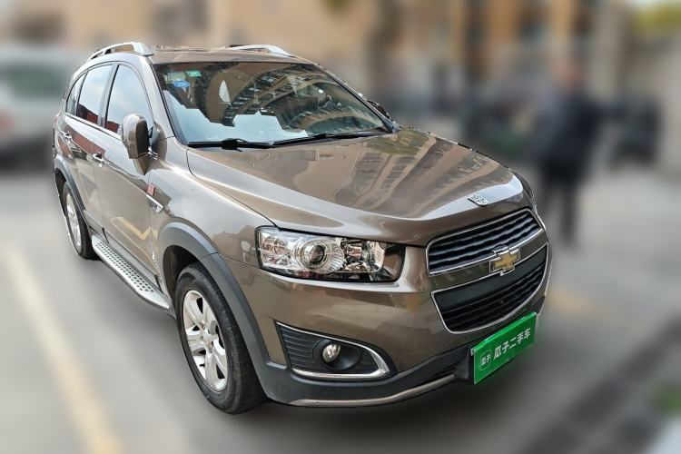 Used Chevrolet Captiva 2017 2.4L Two-Wheel Drive Urban Version 7 Seats Front Right 45 Deg