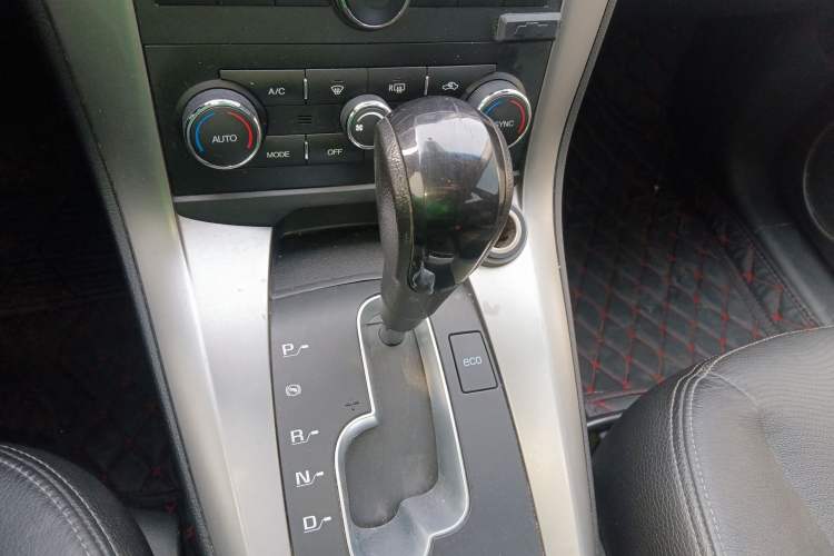 Used Chevrolet Captiva 2017 2.4L 4x4 Flagship Edition 7-Seater Gear Lever