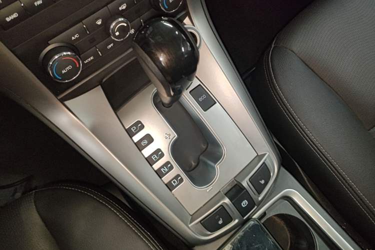 Used Chevrolet Captiva 2017 2.4L 4x4 Flagship Edition 7-Seater Gear Lever