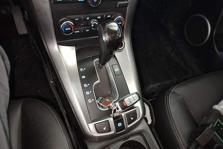 Used Chevrolet Captiva 2017 2.4L 4x4 Flagship Edition 7-Seater Gear Lever