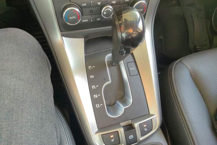 Used Chevrolet Captiva 2017 2.4L 4x4 Flagship Edition 7-Seater Gear Lever