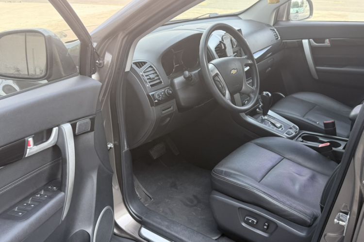 Used Chevrolet Captiva 2017 2.4L Two-Wheel Drive Luxury Edition 7 Seats Interior 3