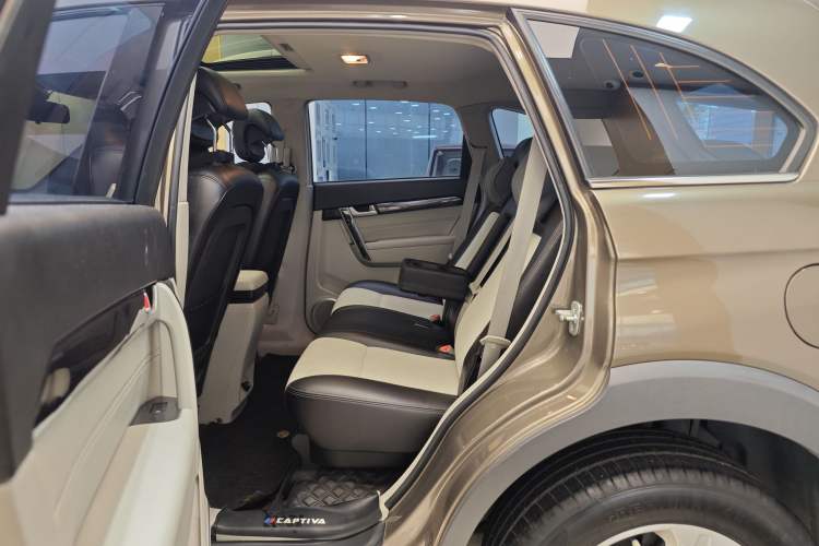Used Chevrolet Captiva 2017 2.4L Two-Wheel Drive City Edition 5 Seats Interior 4