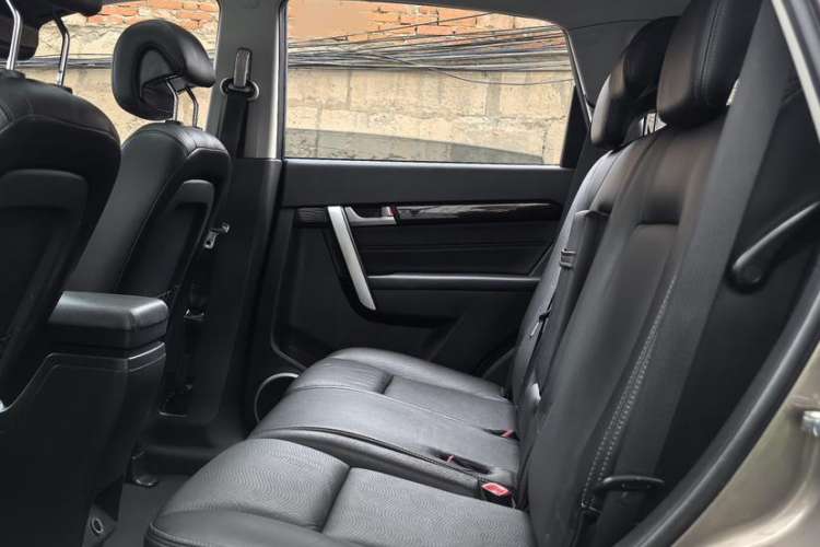 Used Chevrolet Captiva 2017 2.4L Two-Wheel Drive Luxury Edition 7 Seats Interior 5