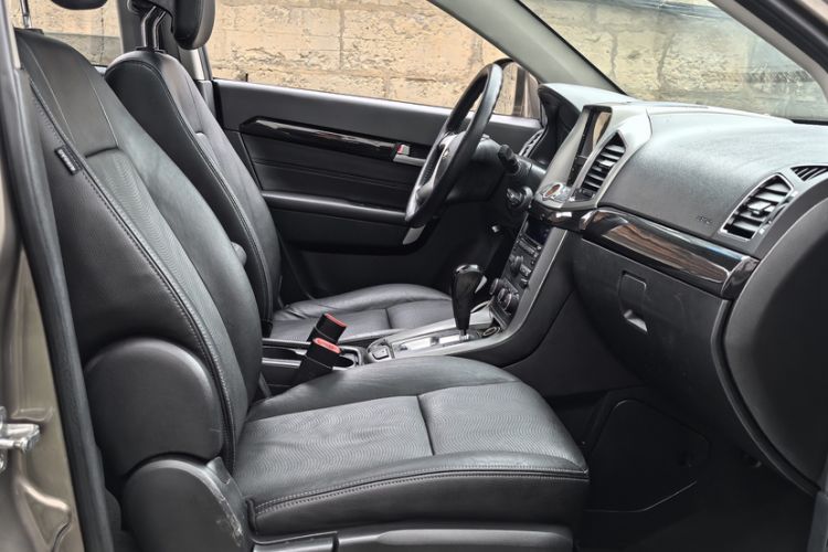 Used Chevrolet Captiva 2017 2.4L Two-Wheel Drive Luxury Edition 7 Seats Interior 6